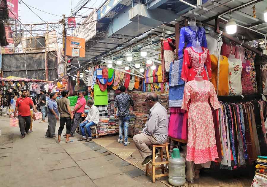 In order to make way for pedestrians and accommodate more hawkers, footpaths are being widened by the Kolkata Municipal Corporation at Gariahat. The civic authorities are also issuing vending certificates to hawkers