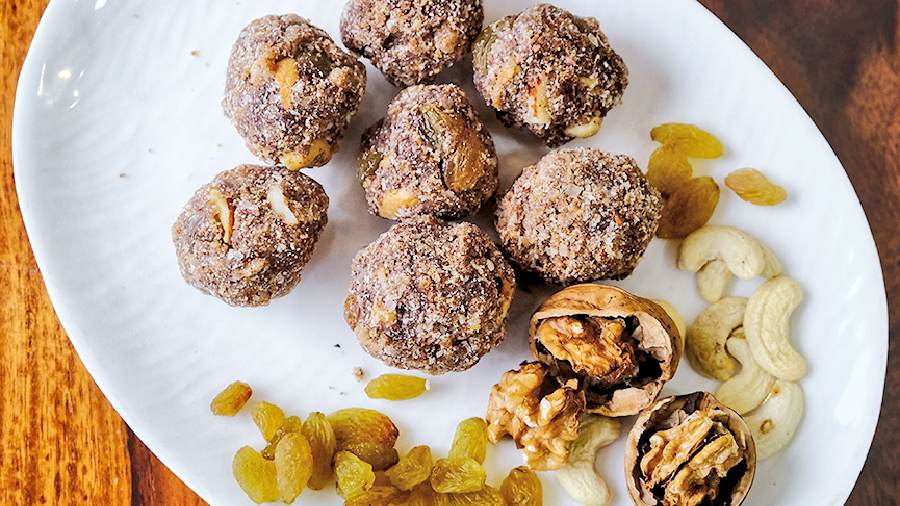 These amazing laddoos are made by roasting a blend of millet flours (barnyard millet, little millet and ragi) in ghee. Generous amounts of dry fruits are added to enhance the nutty flavour. It is then sweetened using jaggery and shaped into perfect roundels of pure pleasure.