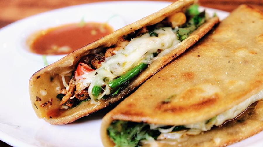 Tossed in house-special sauces, the chicken and seafood are loaded in a perfectly toasted millet flour wrap. You just cannot differentiate its taste from the regular flour wraps.