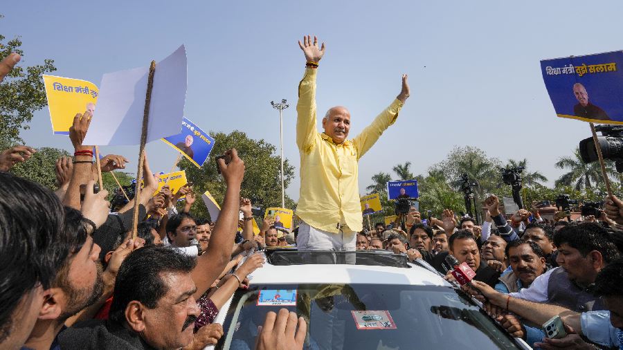 Delhi Deputy CM appears before CBI for questioning