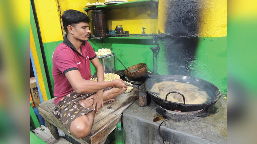 Hot and crispy ‘telebhaja’ being readied for customers