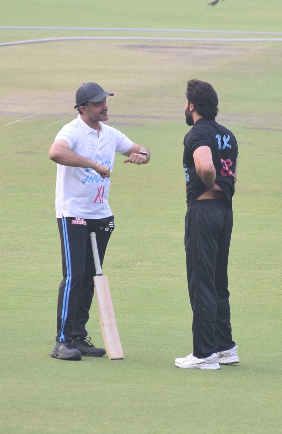 Ranbir Kapoor gets clicked playing cricket with Sourav Ganguly