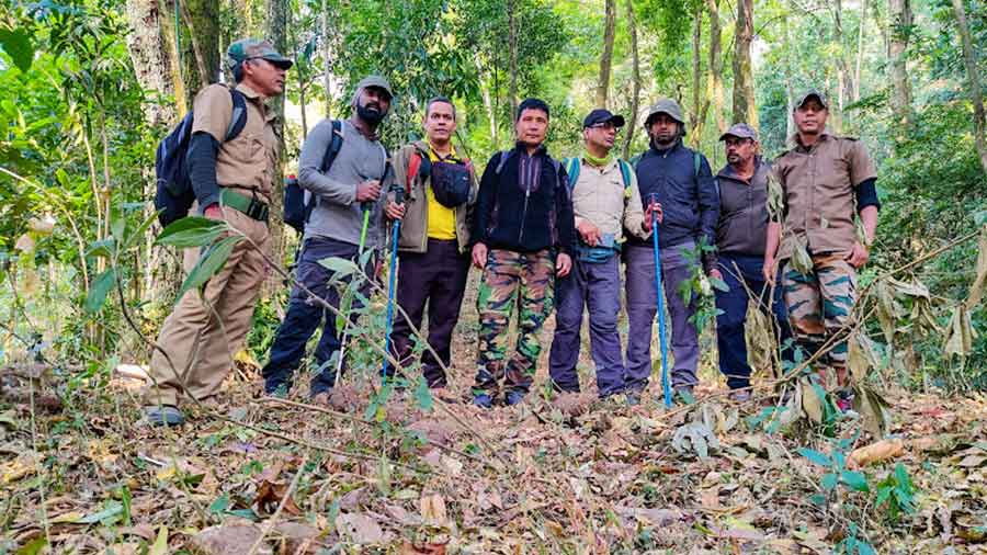 The team along with forest guards. (L-R) Mani Bahadur (forest guard), Sourav Das, Ashis Chandra, Sukh Bahadur (forest guard), Anindya Mukherjee, Rivu Das, Sukanta Deb Mandal and Sachin (forest guard)