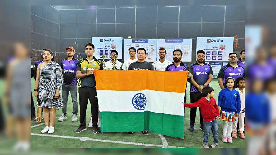 Former India cricketer Piyush Chawla (centre) sang the national anthem along with Owner League finalists Olterra Titans and Wow Momo Warriors before the start of the game.
