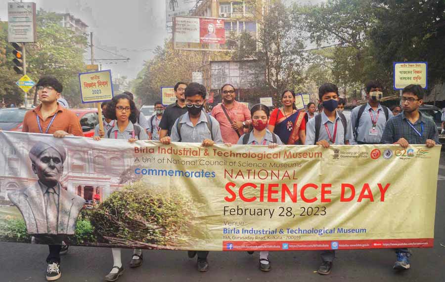 The day started off with a science march in the morning from Park Circus Maidan to the BITM campus. Students and teachers from various schools across the city took part in the early-morning walk