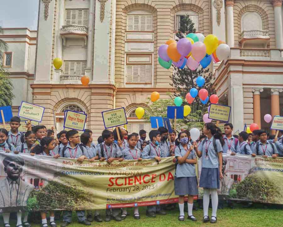 Several schools like Patha Bhavan , Manirtat Raimani Institution, Kolkata Bhalobashi Foundation and The BSS School participated in the Science Day programmes