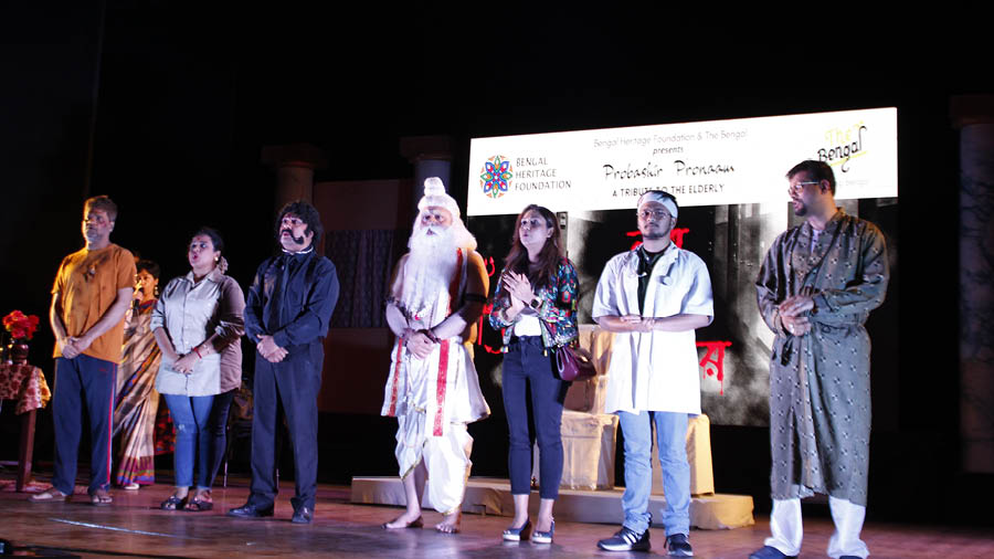 The highlight of the event was ‘Naba Narak Guljaar’, conceived and directed by Koushik Chatterjee, fondly known as KayCee, who works as a client partner at Cognizant in the UK. Influenced by Manoj Mitra’s 1970s classic, ‘Narak Guljaar’, the play subtly satirises the hypocrisy of contemporary society, where the powerful establish themselves as dictators of destinies. Set in the court of Bidhata, deceased souls arrive from Earth to receive their final judgments and be sent to either heaven or hell. What follows is comedy and chaos, but not without a deeper and more grim reflection on humans failing to play gods
