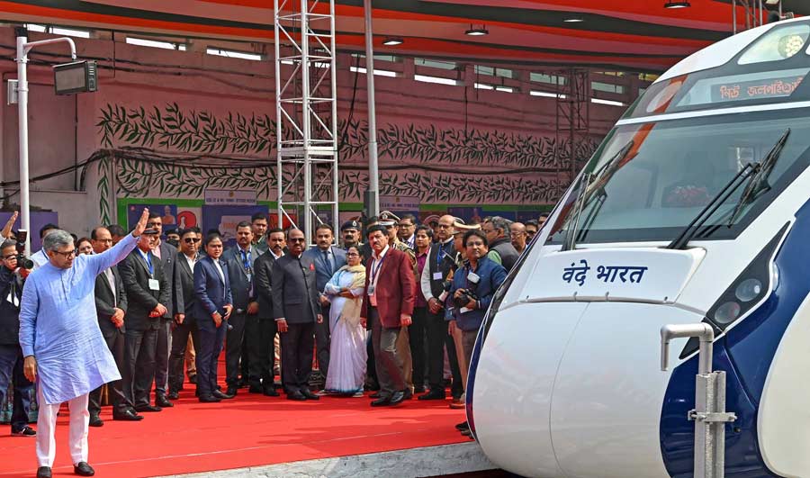West Bengal governor C.V. Ananda Bose, railway minister Ashwini Vaishnaw and chief minister Mamata Banerjee flagged off the Vande Bharat Express from Howrah railway station on Friday, December 30. Prime Minister Narendra Modi attended the flag-off virtually 