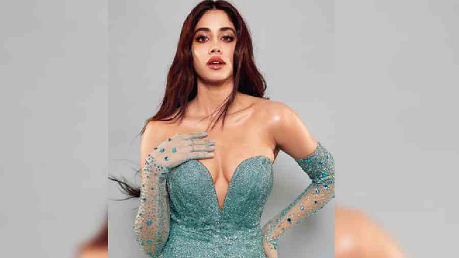 Janhvi Kapoor has been lately showing a lot love for gloves! From trying a jet black latex pair to opting for a pair of dainty net gloves with rhinestones, the actress it seems is smitten by the trend.