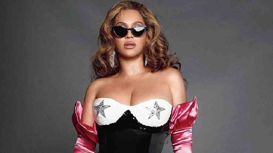 Beyoncé has always loved gloves, even before the trend came back. The singing star has been spotted wearing evening gloves many a time. The one that we loved the most recently was a pair of shocking satin pink gloves that ballooned out at the upper arm. She wore this with a white and black satin number with a long trail. Shades and diamonds, in place, she indeed slayed the accessory like a queen.