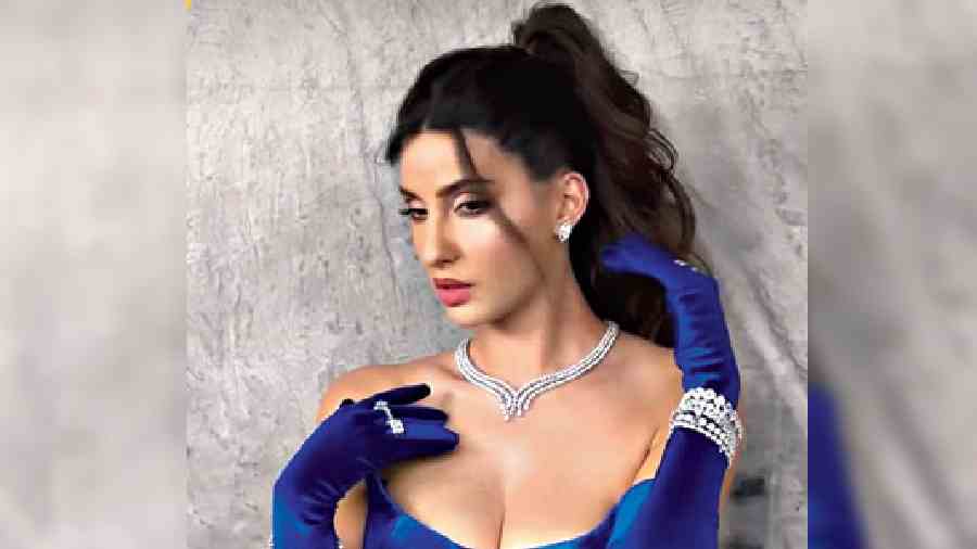 Nora Fatehi’s Instagram is a hot spot for fashion trends! She leaves no stone unturned to slay some of the hottest trends and the opera gloves trend was not an exception. Looking like a mix between Disney’s Jasmine and a mermaid, she rocked a pair of velvet classic opera gloves that she wore with a body-hugging fish-tail gown.