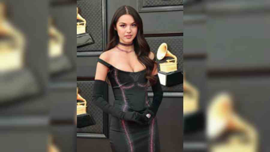 Singing sensation Olivia Rodrigo made her debut at the Grammys wearing a black corset number with a set of opera gloves and boy, she looked so classy!