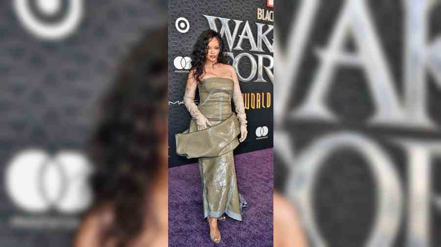 Rihanna rocked the fashionable gloves but with a twist. Instead of usual opera gloves she opted for a khaki slouched pair that she wore during the Black Panther: Wakanda Forever premiere.
