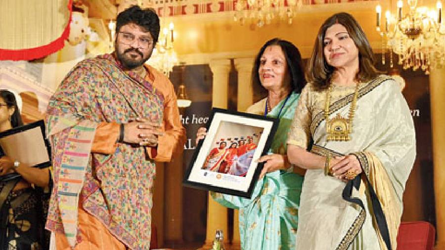 The event concluded with Alka Yagnik and Babul Supriyo felicitating the winners of the Foto Festive Contest held during Durga Puja, where the members were invited to capture the vibrant celebrations of the grand festival in their camera. Gopa Ray won the first prize, and the runners-up included Anjana Dalmia and Alka Jalan (in picture).