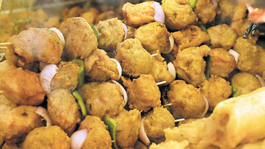 Fried munchies are a must-have while being out on the streets. We spotted these Gondhoraj Chicken Kebab Fries at Poush Parbon. Rs 150