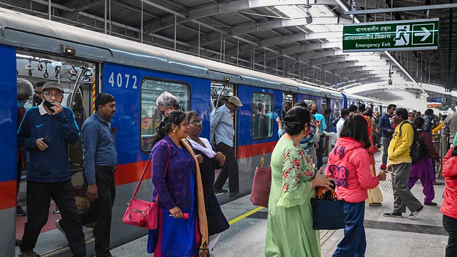People board and deboard a Metro train on the newly inaugurated Joka-Taratala route
