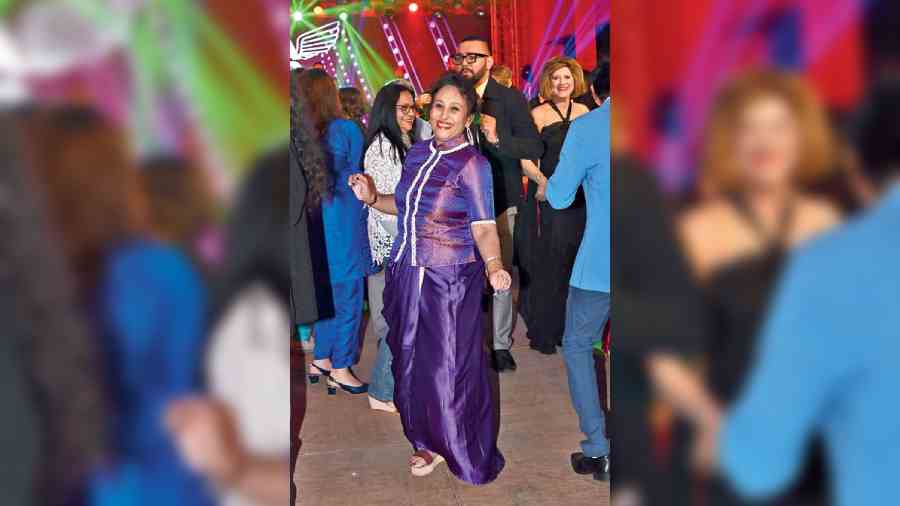 Sambi Mitra, a lecturer in a college and a natural on the dance floor, said, “We are members of several clubs in the city but end up coming here every time. Today, my friends and I came and hit the dance floor straight away. Now I am looking forward to the snacks and drinks.”