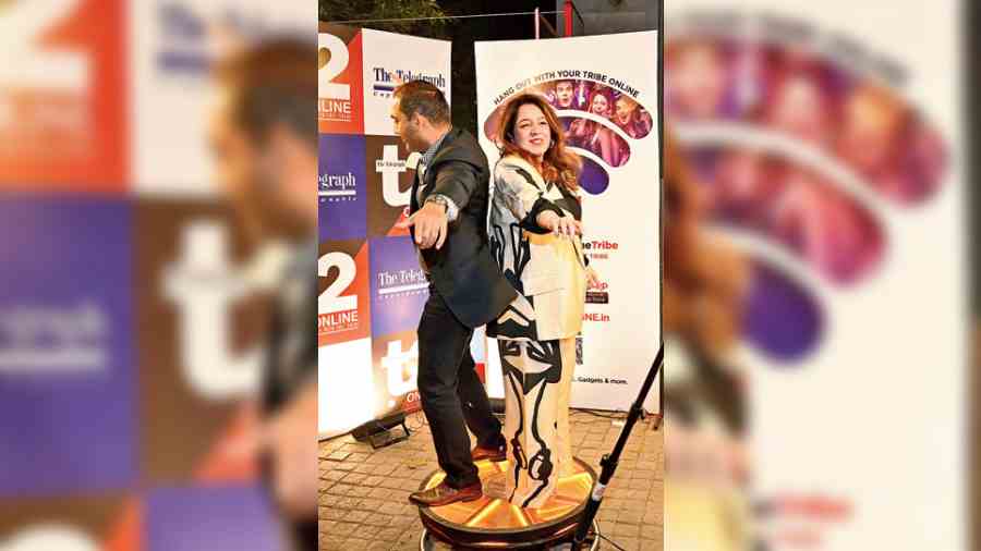 This couple chose to celebrate the midnight moment by taking 360 degree selfies at the t2ONLINE selfie corner.