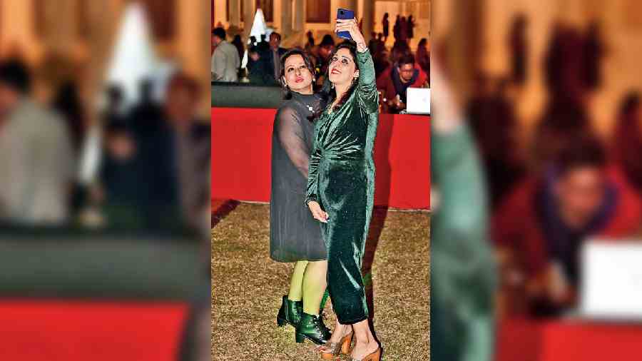 Friends (left) Sujata and Simran, who were one of the early birds at the party, were both celebrating New Year’s Eve for the first time at The Tollygunge Club. Simran said, “We are loving the music, the atmosphere, the decoration and everything about this party. We hope to come back here again.”