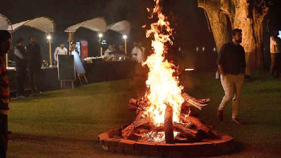 Hanging lamp decor of various shapes and sizes welcomed people at the entrance. The bonfire set in the middle of the ground was not only a perfect spot for clicking pictures but also for warming up. Besides the table set-up on the ground with designated butlers, the cabana set-up on the ground was a huge attraction for many. The cabanas in black and gold were beautifully decorated with chandeliers, too.