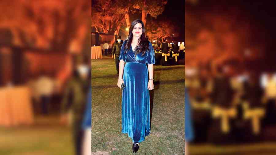 Bling and velvet were the two top trends that we spotted on this New Year’s Eve at the club. Puja Binani chose her blue velvet outfit from Kazo. “I have come to party at RCGC for the first time and I am hoping to have a blast,” said Puja.