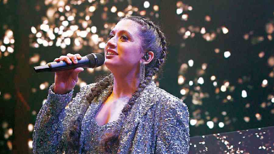 It was 16-year-old Samara Mehta Vyas’s first big performance and she had the club members grooving to songs like Always Remember Us This Way, Hit the Dance Floor and Uptown Girl. “This is my first major show and it looks like a lot of fun. I want people to have a good time. Hopefully, this playlist will help,” said Samara.