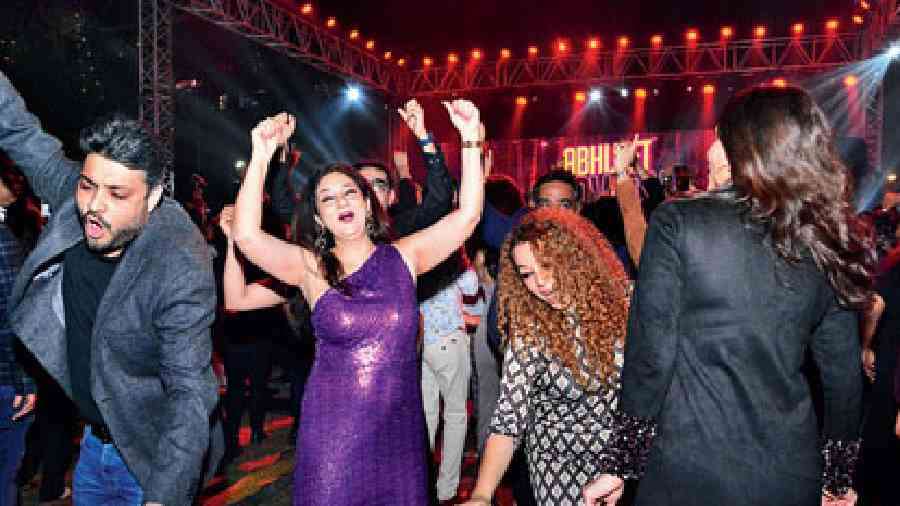 As the night progressed, there was no stopping this gang that began dancing by their table itself. Badtameez dil was the track that got this group of friends shaking a leg on the dance floor.