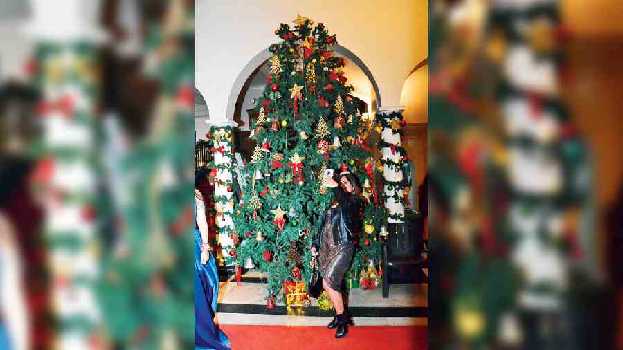 There’s nothing more beautiful in terms of festive decor than a giant Christmas tree. The one at The Saturday Club is huge and was a popular selfie spot for many. We spotted this lady in bling doing just the same.