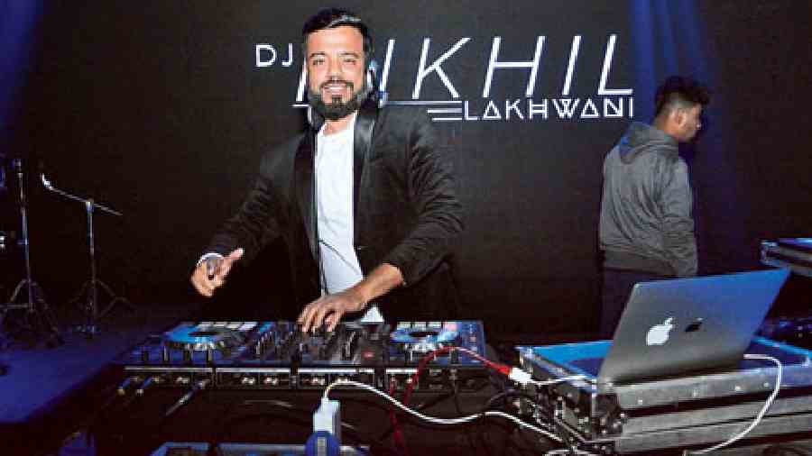 City DJ Nikhil Lakhwani was the last in the series of three performers for the night and took over the stage from Abhijeet Sawant. He raised them party temps with tracks such as Dus bahane, Udd gaye, Lat lag gayee, Kar gayi chull, Cheap thrills, Udta punjab and many more.