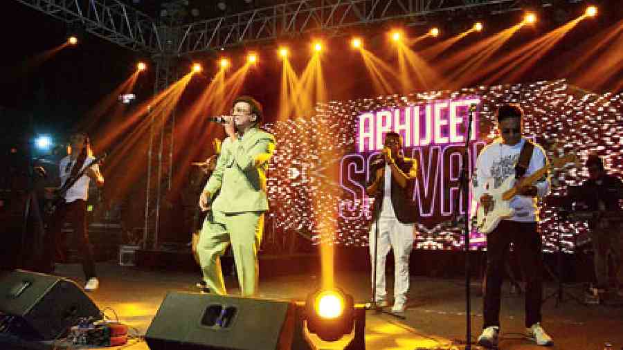 Abhijeet Sawant rang in the new year with his tunes and the crowd echoed a happy new year greeting. He began with his famous track Mohabbatein lutaoonga, and went on to sing famous ones such as Kesariya, Pal, among others. “Kolkata is always a great place to come and perform because the audience here is very learned when it comes to music. Moreover, it is the first city I performed in after winning Indian Idol and hence will always remain close to my heart,” said the singer who performed for over one-and-a-half hours and rang in the new year.