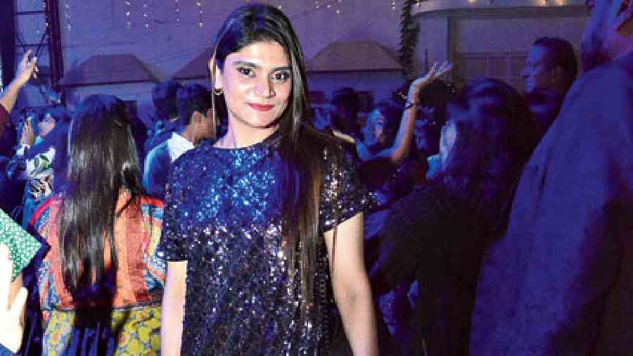 Donning a black sequinned dress, our cameras snapped Nida Nehal, who was busy partying with her gang. We love the easy hair and ankle-length boots pairing.