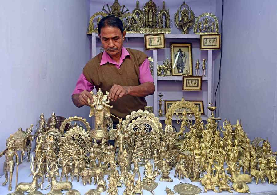 Gita Karmakar’s representative at her stall shows the Dokra art items that have fetched her nationwide acclaim. A National Merit Award winner, this Dokra artist has brought in exquisite items that are bound to be a major hit with visitors. From trinkets, and table decorations to more elaborate creations, this little stall has something of interest for everyone