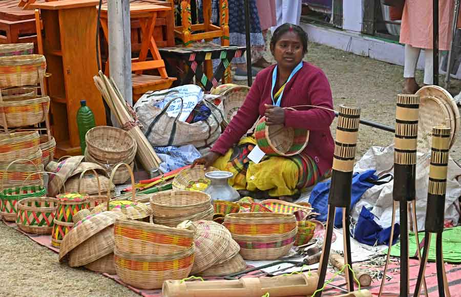 Innovative home decor items made of wicker – flower stands, light shades, decorative baskets — have gained huge popularity lately. A lady weaves a wicker basket at the fair. This is what makes the event all the more special, as visitors can not only check out the finished products, but also experience the art in the making