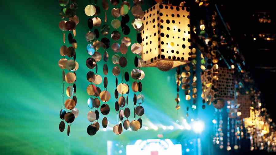 The club premises were all decked up to usher in the New Year with shimmering decor lining up the walls. The photo corner was an absolute favourite, with people crowding near the booth to capture their friends and family in frames. The way the CSC premises were lit up also contributed to the mood of the cosy evening which morphed into an energetic one as it neared midnight.