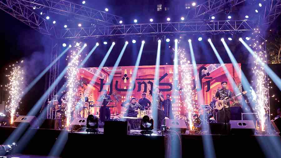 Music defined the evening as Humsufi tuned the mood to absolute perfection as they blasted their renditions of hit number like ‘Lut Gaye,’ ‘Pasoori,’ ‘Sochta hoon,’ ‘Sawan mein lag gayi aag,’ et al and made the crowd dance, clap and vibe.