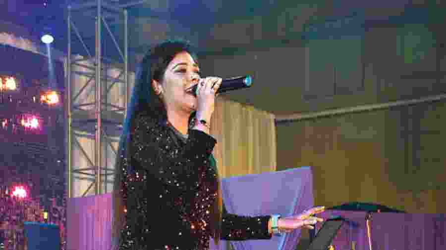 Singer Priyanka Roy started the evening with old and new Bollywood hits like Besharam rang, Dum maaro dum and Ghungroo. “I’m really excited to perform at Space Circle today, as it is my first time performing here. I wish everyone a very Happy New Year. I hope everyone stays safe and blessed in 2023,” she said.