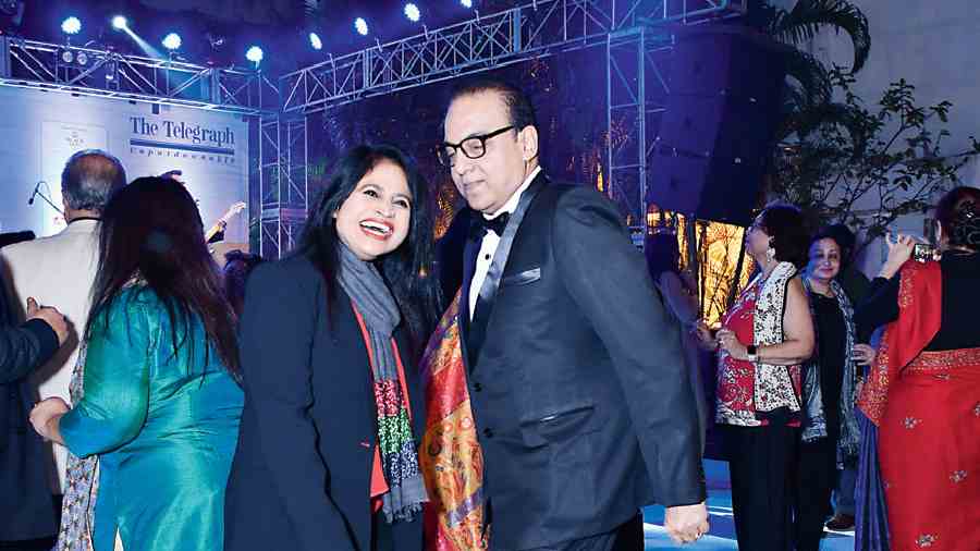 Actor and film-maker Arindam Sil dances his New Year’s Eve dance with Shukla. “I love the Bengal Club as the sobriety, class, food and ambience are extremely exclusive and I love being here with my friends and family to usher in the new year with positivity,” said Arindam. “Black and red had to be my outfit and add a little bling to my look with the minimalistic diamonds I am wearing,” said Shukla, when asked about her New Year’s Eve attire. “She always looks ravishing,” quipped Arindam.