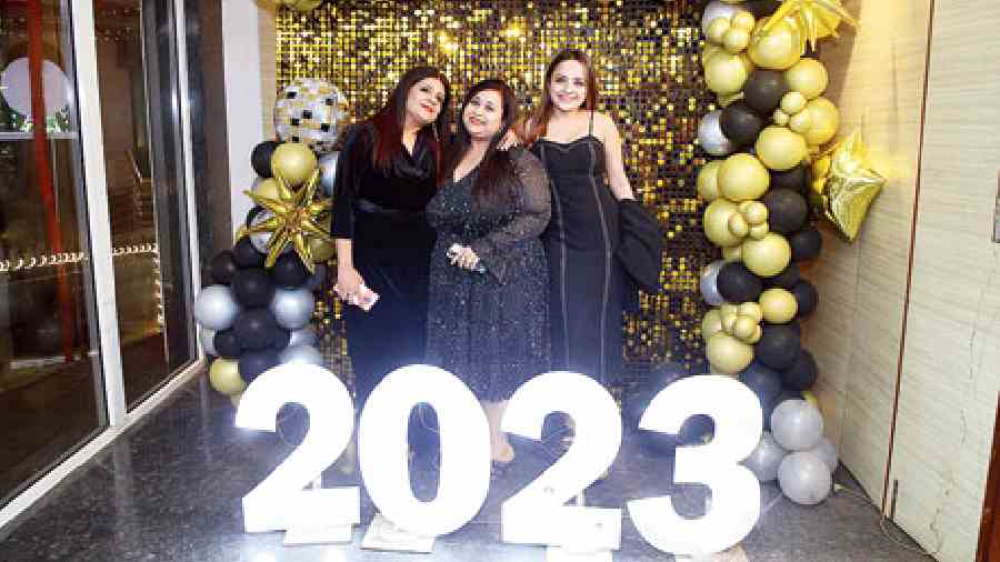(L-R) Sangeeta Ghosh, Paromita Bhattacharya and Koyel Uttam made the most of the cool photobooth in the club done up with golden and black balloons. “This night is very special for me because I stay in Sydney and after three years I have come here to spend time with my family and that means so much to me,” said Paromita.