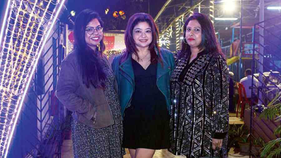 (L-R) Indrasena Jas, Riddhi Mukherjee and Suhita Hazra Chowdhury were all geared up for the NYE bash. “2022 was a joyous ride with its share of ups and downs but in 2023 I am looking forward to good time with family, friends and in the work space,” said Riddhi who came with cousins.