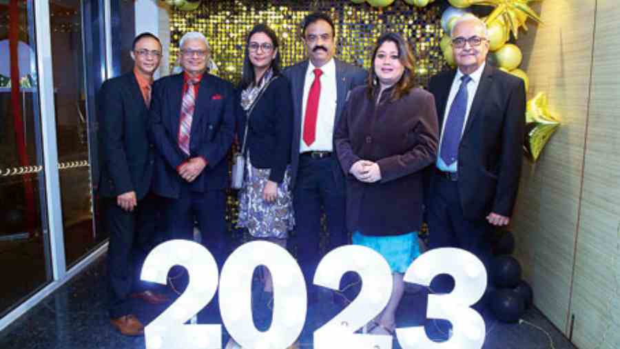 (L-R) Michael Rao (secretary), Leslie D’Gama (junior vice-president), Rajashree Kundalia (council member), Jayajit Biswas (president), Taniya Robinson (council member) and Kisor Sen (senior vice-president) of Dalhousie Institute struck a pose for the t2 camera. “The New Year’s Eve dance at the DI stands out amongst the various parties in the city. Apart from dancing to one of the city’s best dance bands, Enrich, guests have come to enjoy unique games with great prizes and the breathtaking midnight session with group action dances in which everyone let their hair down! The Calcutta-based band ushered in the New Year with the traditional Auld Lang Syne, a Grand March and Goan mandos. As always the warmth of beverages keep spirits high while the signature club cuisine keeps stomachs satisfied,” said Jayajit Biswas, president of DI.