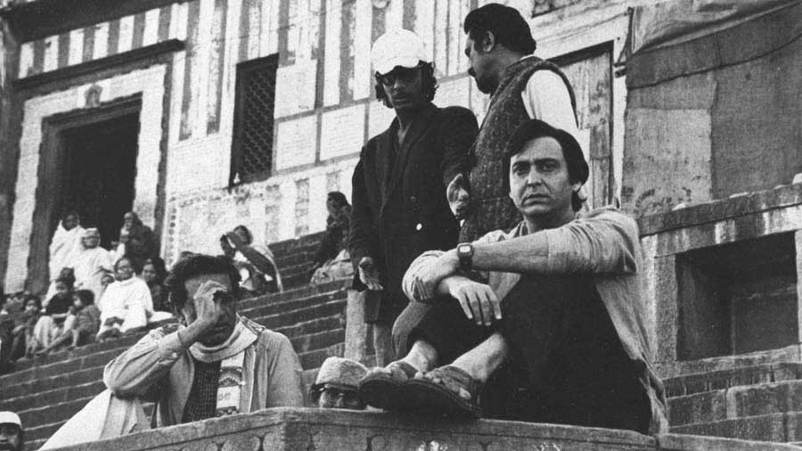 Satyajit Ray and Soumitra Chatterjee shooting Joi Baba Felunath in Benaras