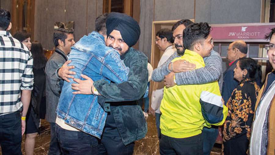 “New Year ki subh kamnaye,” said the singer as people hugged and wished one another a great year.