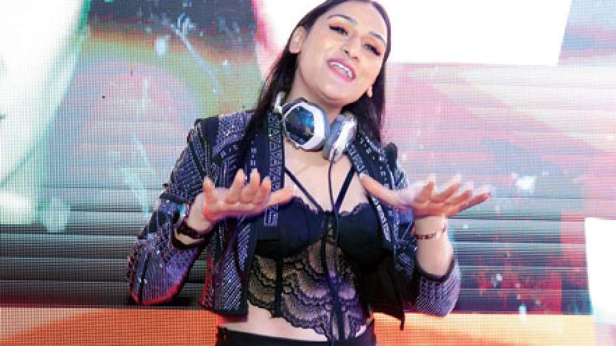 DJ Peri was live in action. The performers have been part of shows like Boogie Woogie, Dekha Ek Khwab, Surveen Guggal, Humne Li Hai Shapath and Horror Nights.