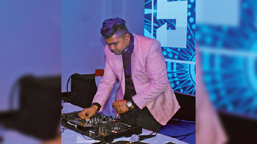 DJ Shaggy’s playlist pumped up the party mood and drew the crowd to the dance floor.