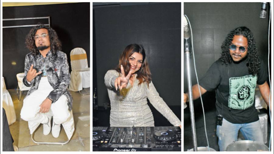 (L-R) Subhashish Bhowmick belted out Bollywood chartbusters, while DJ Kavisha blasted some popular Bollywood dance numbers and electrifying beats for the high-spirited crowd at Club Verde. The most exciting moment of the night was the special water drums played by Suman Dey. He played along as DJ Kavisha dropped the thrilling beats. The water glistened with the lights as it bounced off the drums.