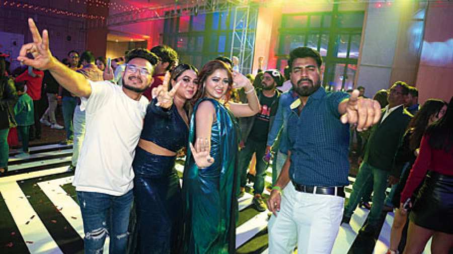 Matching steps in tune with the music played by DJ Aziz, these movers and shakers rocked the dance floor of the Novotel’s rooftop terrace with their energetic steps and high-voltage enthusiasm.