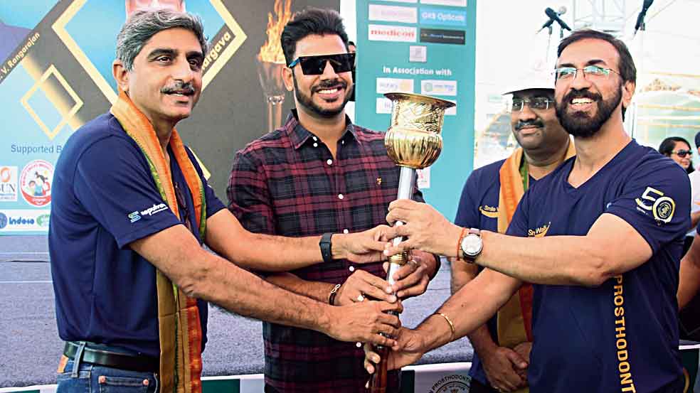 (L-R) Dr V Rangarajan, president, Indian Prosthodontic Society, Chennai, Manoj Tiwary, cricketer and minister of state for youth services and sports, Dr Akshay Bhargav, former president of the Indian Prosthodontic Society, New Delhi and Dr Uday Vir Gandhi, chairperson and founder president, Indian Prosthodontic Society — West Bengal Branch at the Smile Walk 