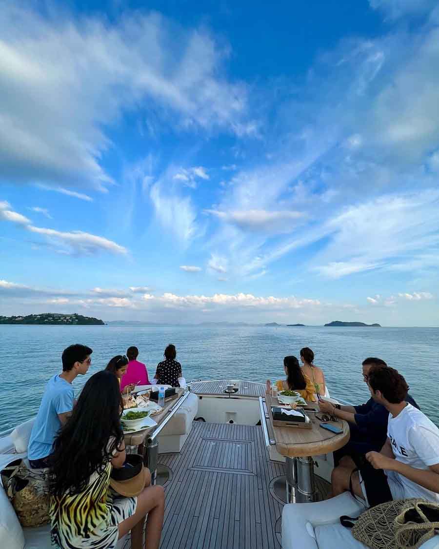The 26-year-old visited Phuket Island with his close friends for a year-end vacation. 