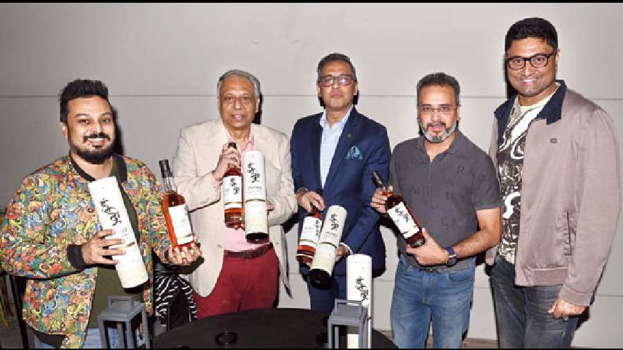 (L-R) Designer Abhishek Dutta, Subhasis Ganguli, founder of The Calcutta Malt and Spirits Club; Sourav Ghoshal, general manager of Taj City Centre New Town; olympic athlete Joydeep Karmakar and cricketer Ranadeb Bose unveiled Indri at the annual spirits party. “It is an absolute honour to host it at Wykiki. The challenge was to present an event soaked in tradition in a contemporary setting. With the support from the stalwarts of the Malt Club, the ideas were brought into reality by the team. The experience has been enriching and invigorating,” said Sourav Ghoshal.