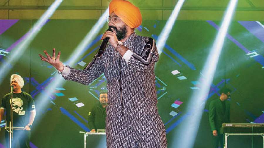 Harleen Singh took over the crowd with his performances of Punjabi hits. If one wants to know how to hypnotise the crowd, this Punjabi pop singer sure does know it well.